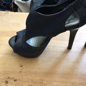 FINAL MARKDOWN Ladies qupid heels 7